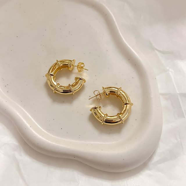 Accesorios tipo candonga con diseño de herradura y baño de oro 24K


