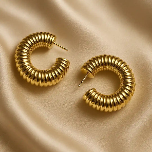 Accesorios tipo candonga dorada con textura espiral y brillo elegante. Accesorios mujeres, enchapados oro 24k. calidad, finos