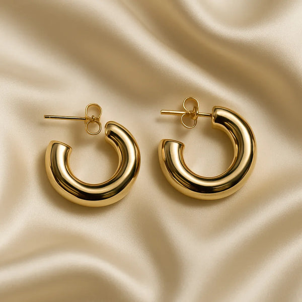 Aretes candonga dorados con diseño circular sobre tela satinada – accesorios para mujer con estilo atemporal
