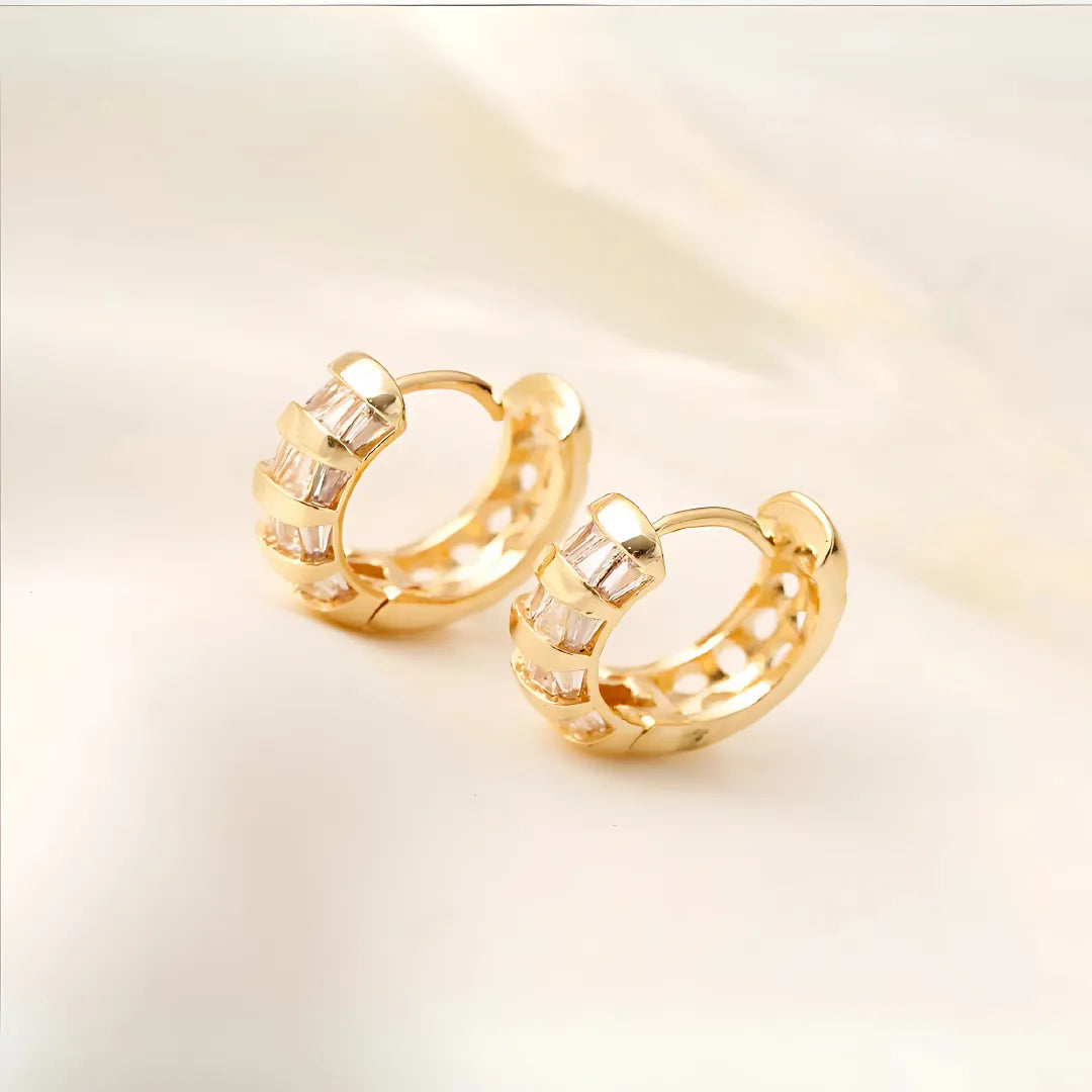 Accesorios dorados medianos para mujer con incrustaciones de cristales

