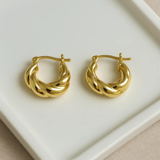 Accesorios tipo candonga compacta con diseño entrelazado y baño de oro

