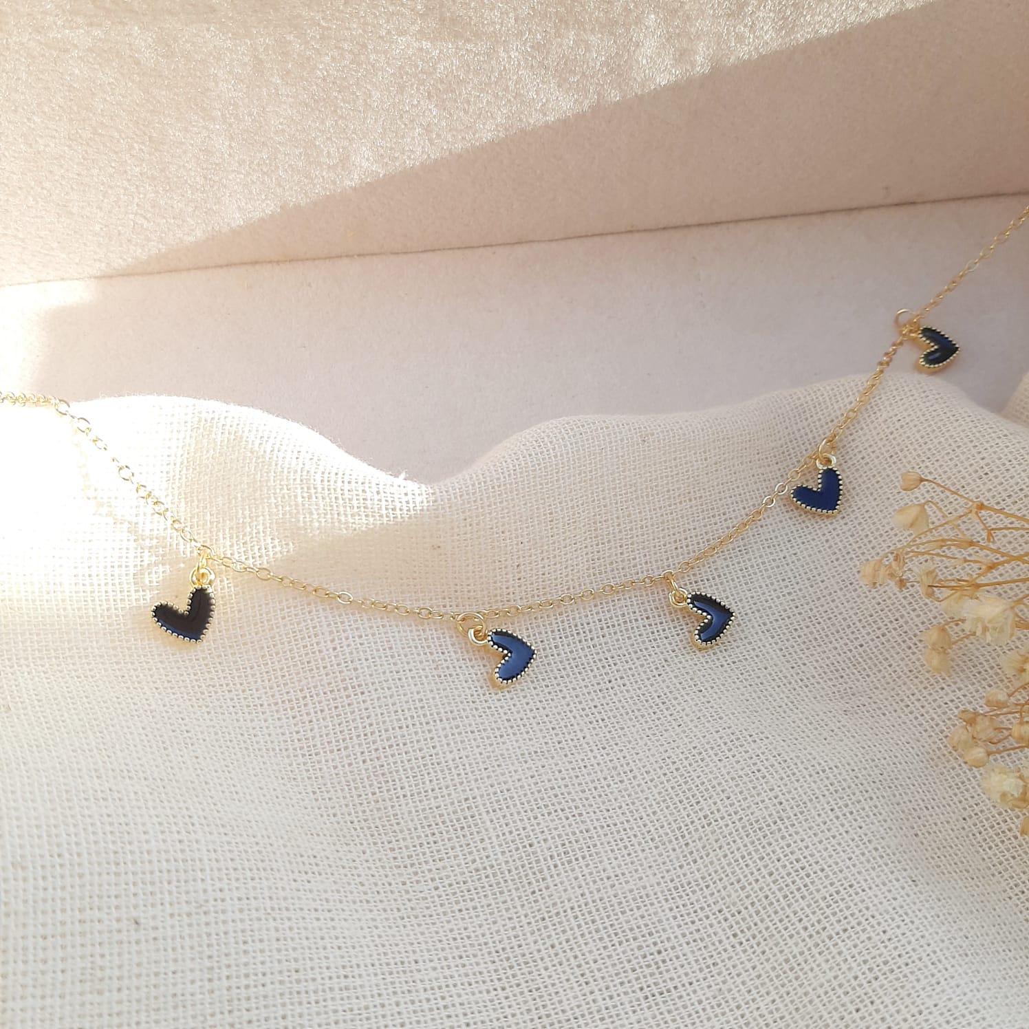 Choker corazones negros colgantes esmaltados con cadena dorada delgada de 40 cm baño de oro 24K

