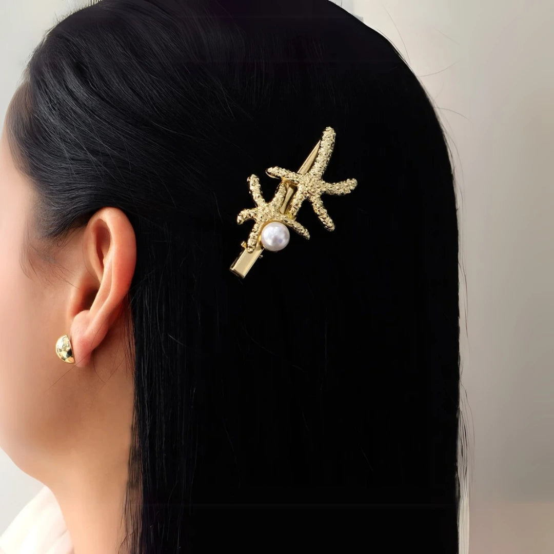 Mujer con hebilla de estrella recogiendo el cabello

