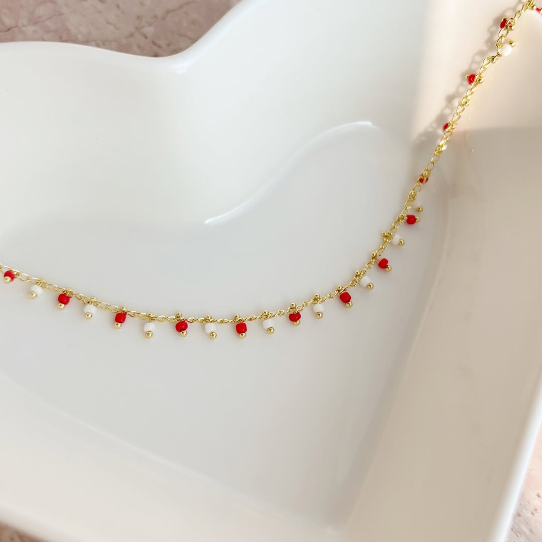 Choker Red & White con cuentas de cristal rojo y blanco y cierre dorado baño de oro 24K

