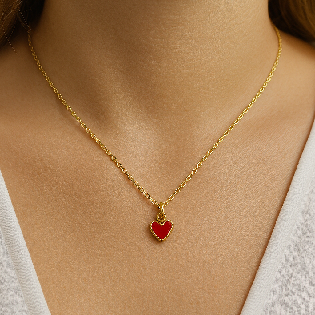 Collar importado en baño de oro 24K con dije rojo al cuello femenino

