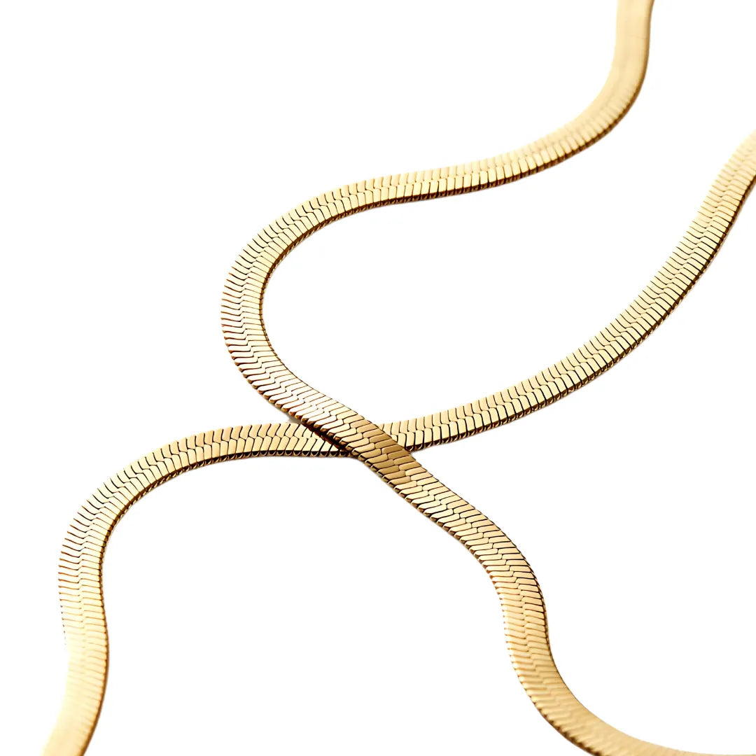 Detalle del tejido tipo snake de la gargantilla con baño de oro 24K, accesorios para mujer modernos y versátiles.

