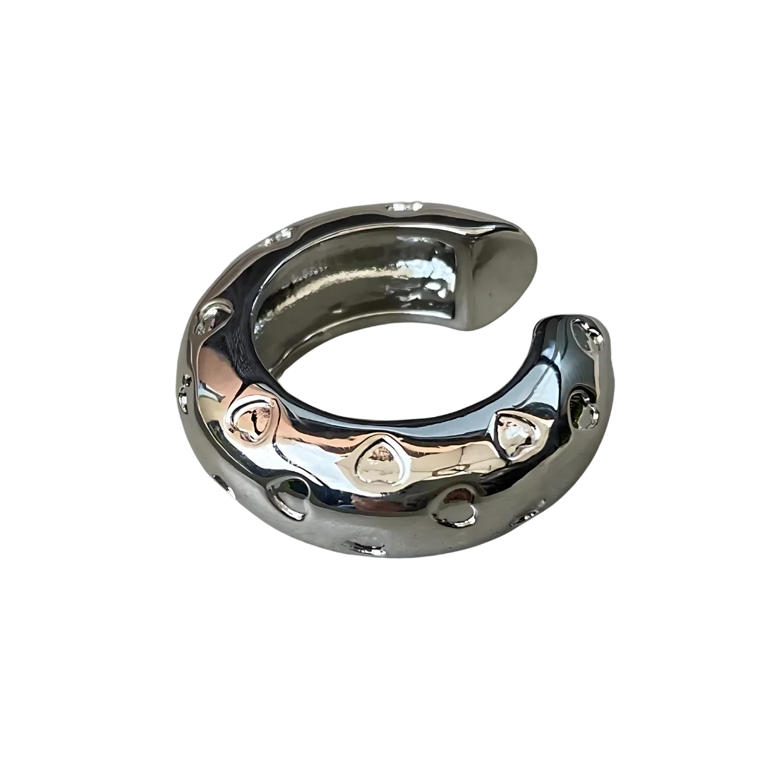 Vista detallada de ear cuff tallado con forma romántica


