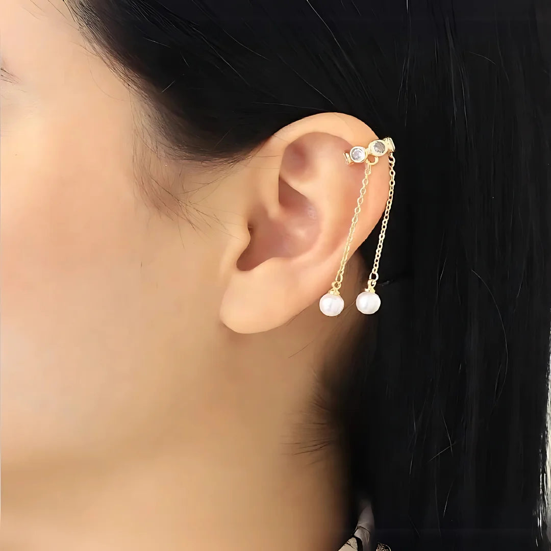 Ear cuff con cristales y perlas usado en oreja de mujer

