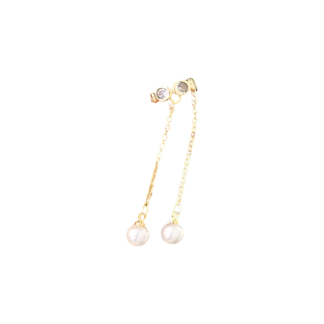 Detalle del ear cuff con cristales y perlas colgantes

