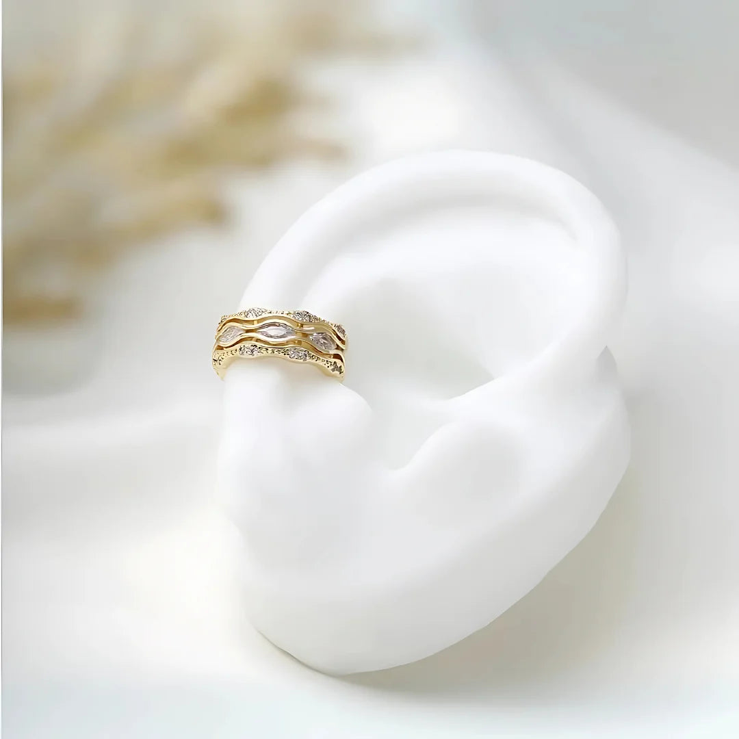 Ear cuff dorado en oreja, estilo glam

