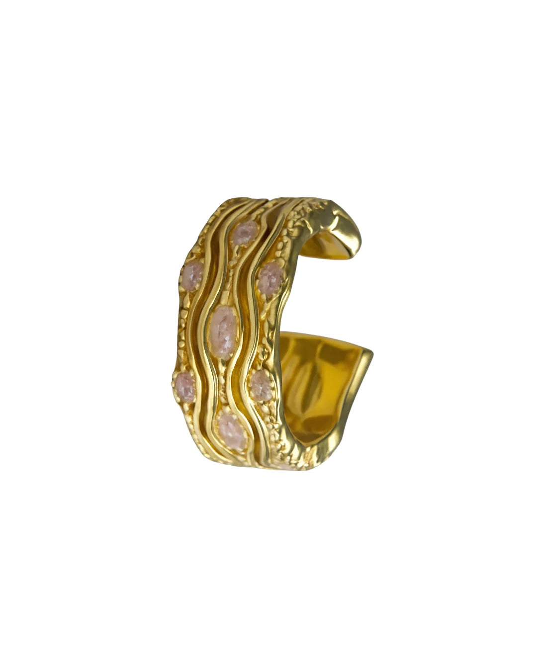 Detalle frontal del ear cuff dorado ancho

