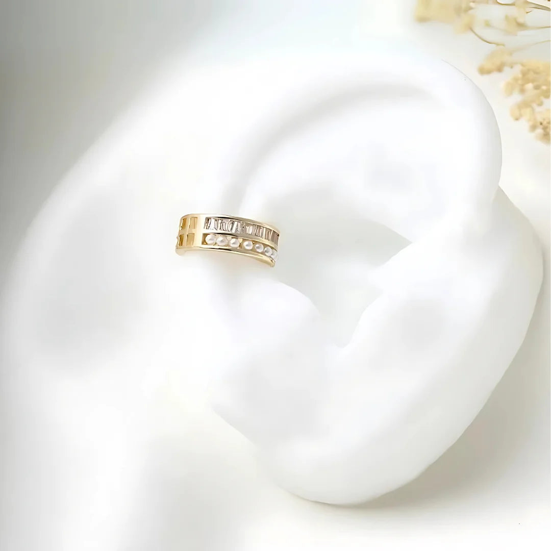 Ear cuff en oreja con acabado brillante

