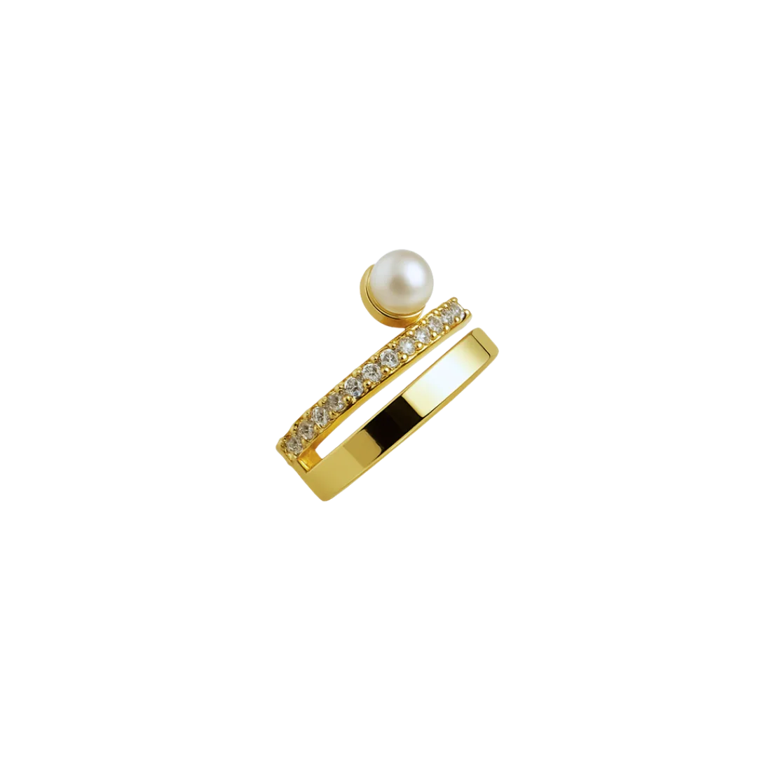 Detalle de diseño del ear cuff dorado con perla


