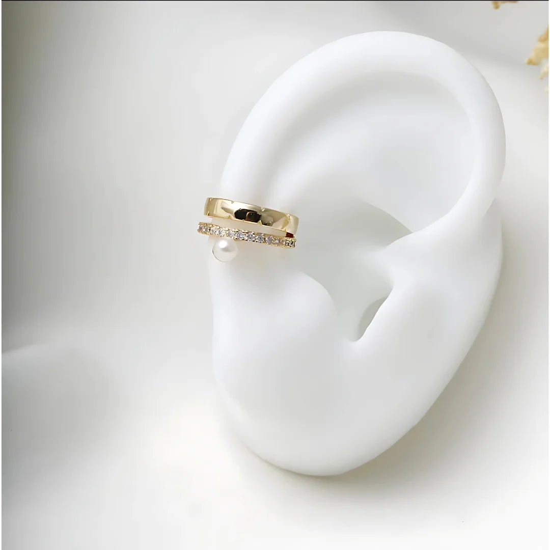 Ear cuff dorado con perla usado en oreja


