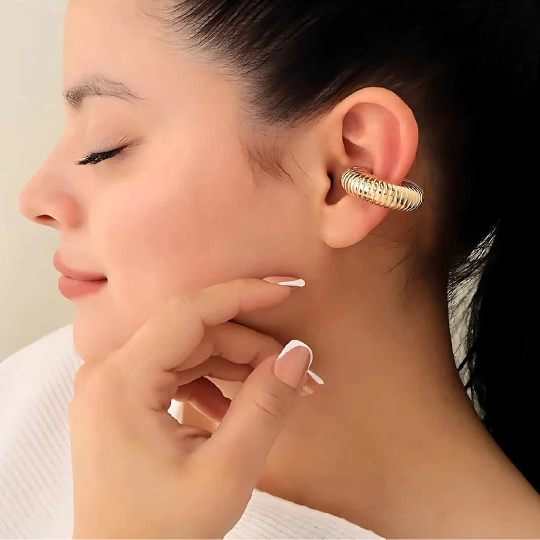 Ear cuff grueso en oreja, acabado dorado moderno

