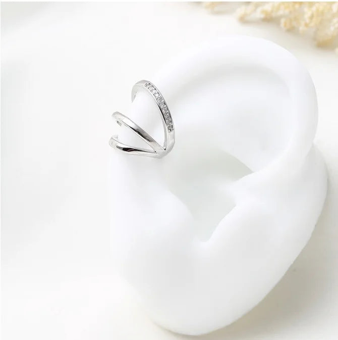 Earcuff colocado en oreja con diseño de resorte

