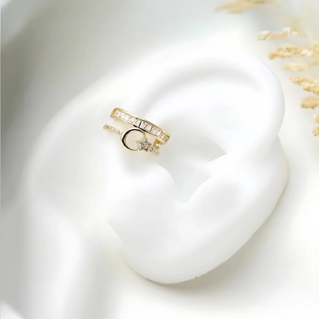 Ear cuff pequeño en oreja con diseño delicado

