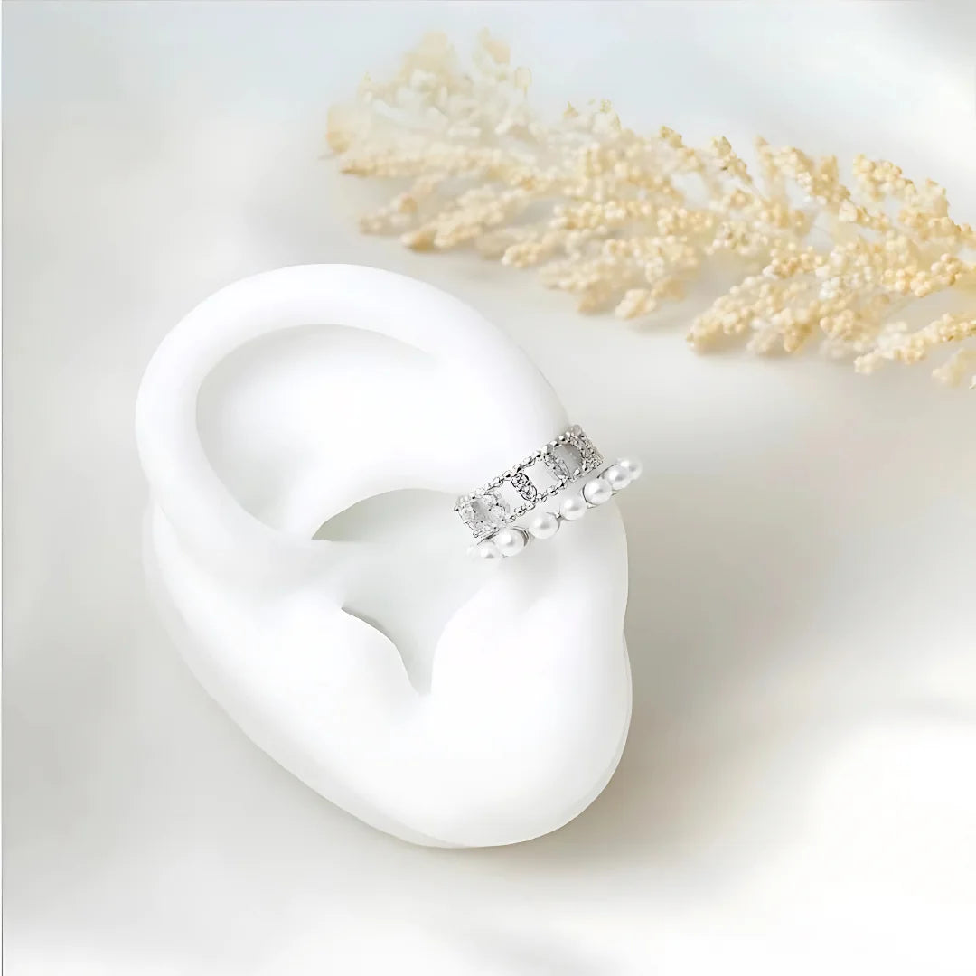 Ear cuff romántico en oreja femenina

