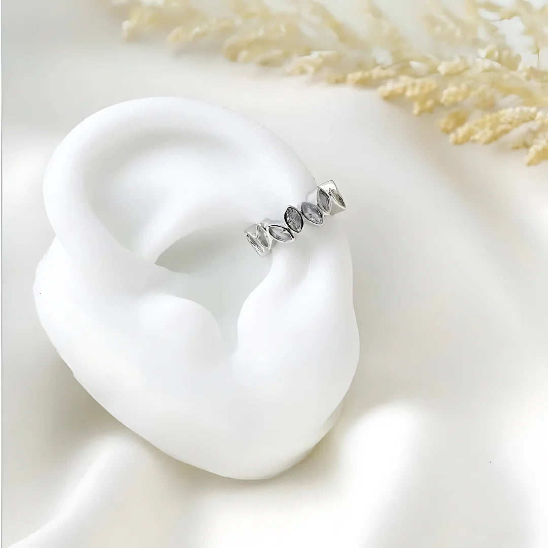 Ear cuff con diseño de hojas brillantes en oreja

