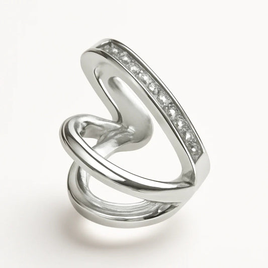 Ear cuff en espiral con cristales brillantes sobre fondo blanco

