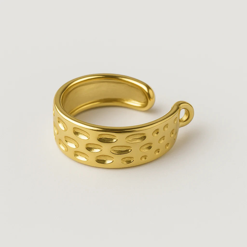 Ear cuff con diseño moderno y relieve circular brillante

