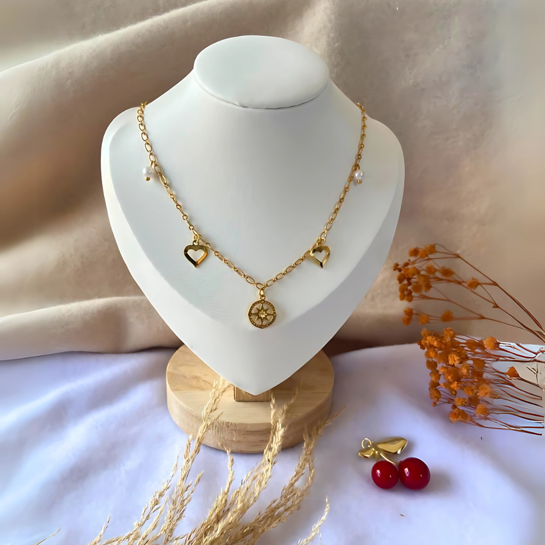 Gargantilla dorada con dije de brújula para mujer. Accesorio de moda con cadena ajustable y diseño simbólico

