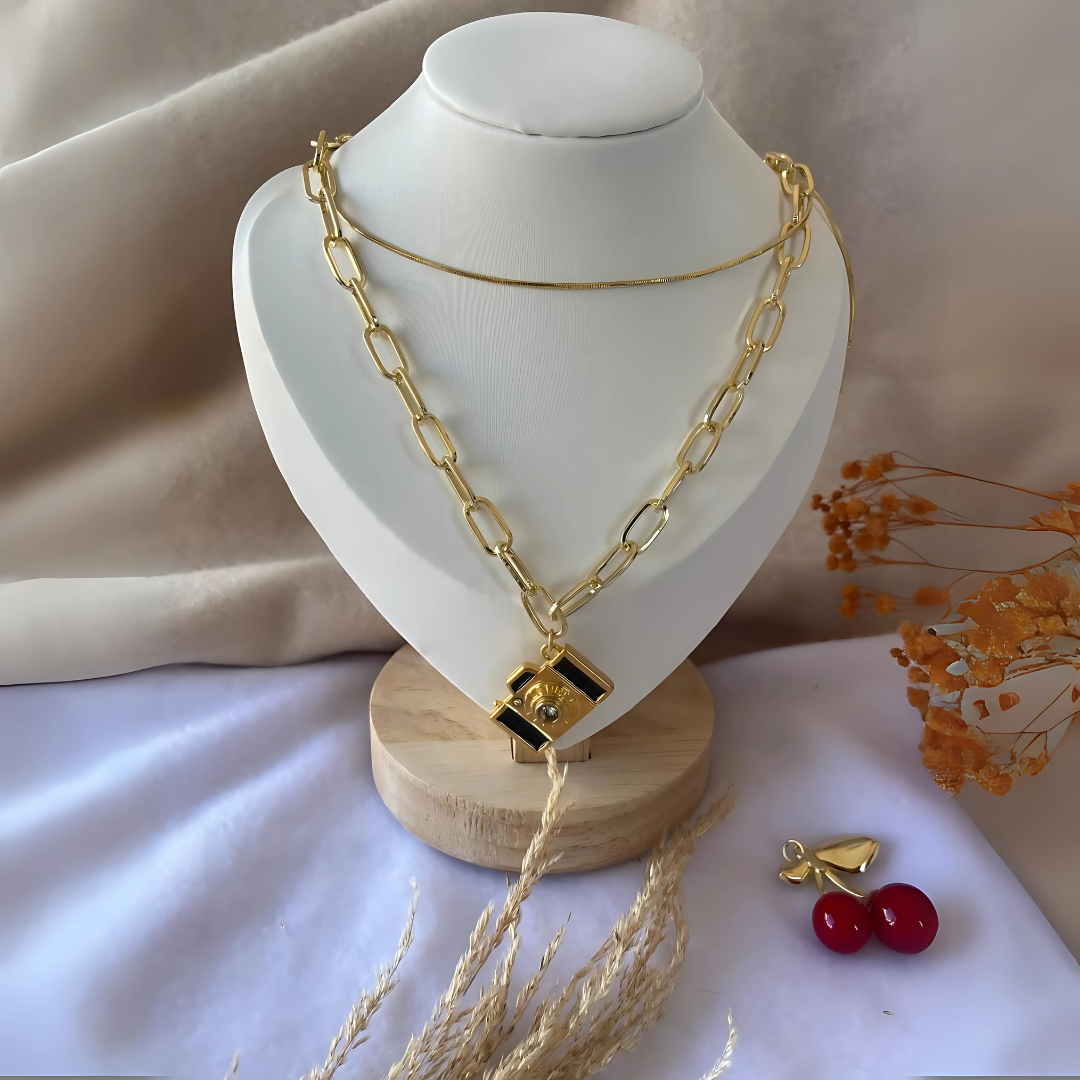 Gargantilla de cadena gruesa con dije de cámara negra para mujer. Joyas importadas modernas para outfits urbanos y elegantes



