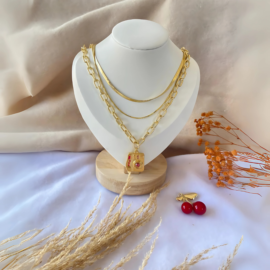 Gargantilla con dije de cámara dorada y piedra rosa para mujer

