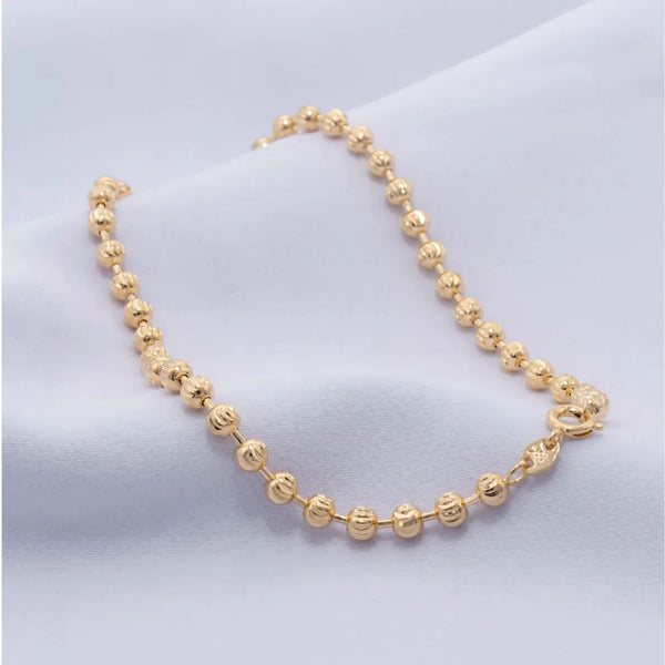 Gargantilla de esferas medianas con baño de oro 24K sobre fondo blanco, accesorios para mujer elegantes y modernos.