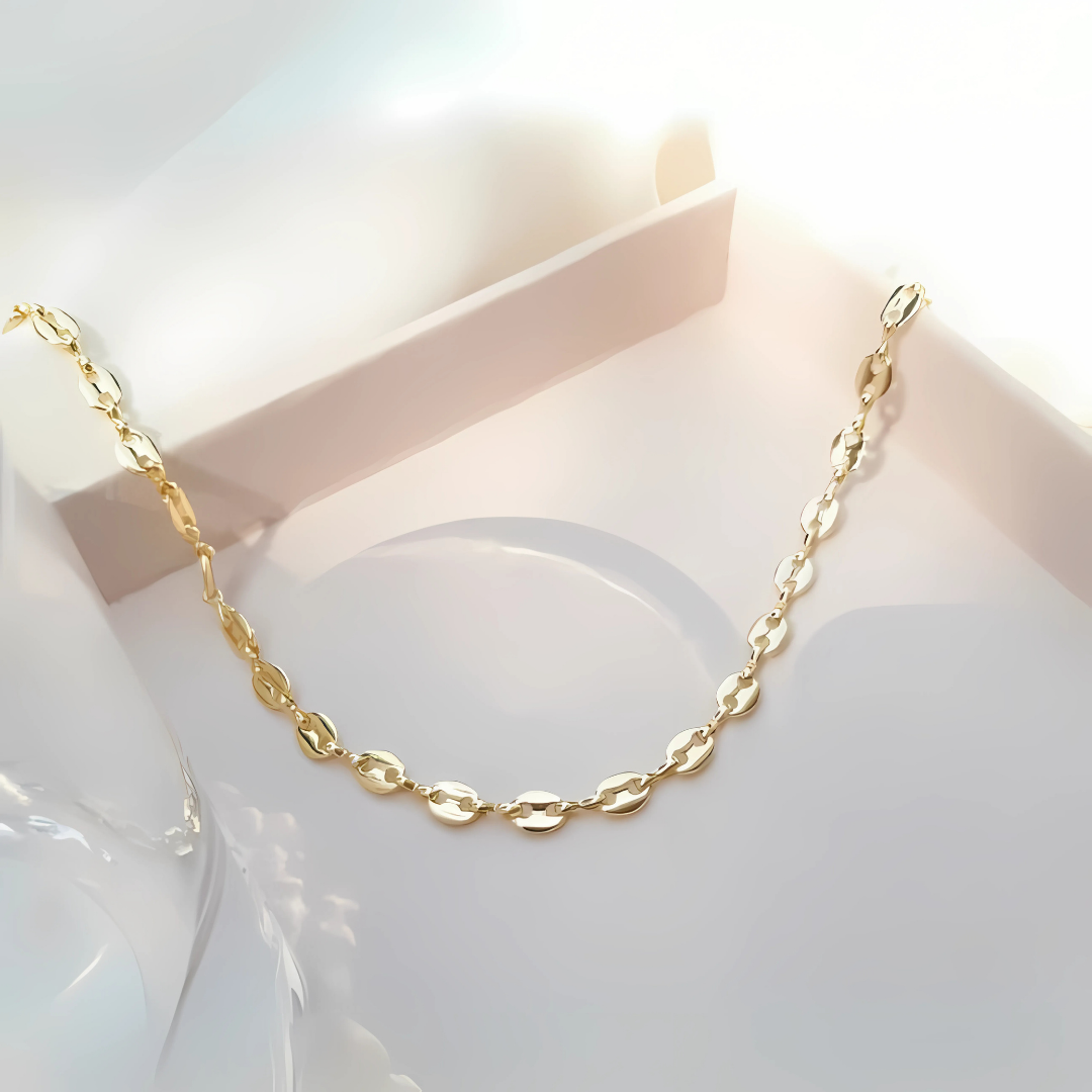 Gargantilla de eslabones planos dorados con baño de oro 24K, diseño elegante y ligero

