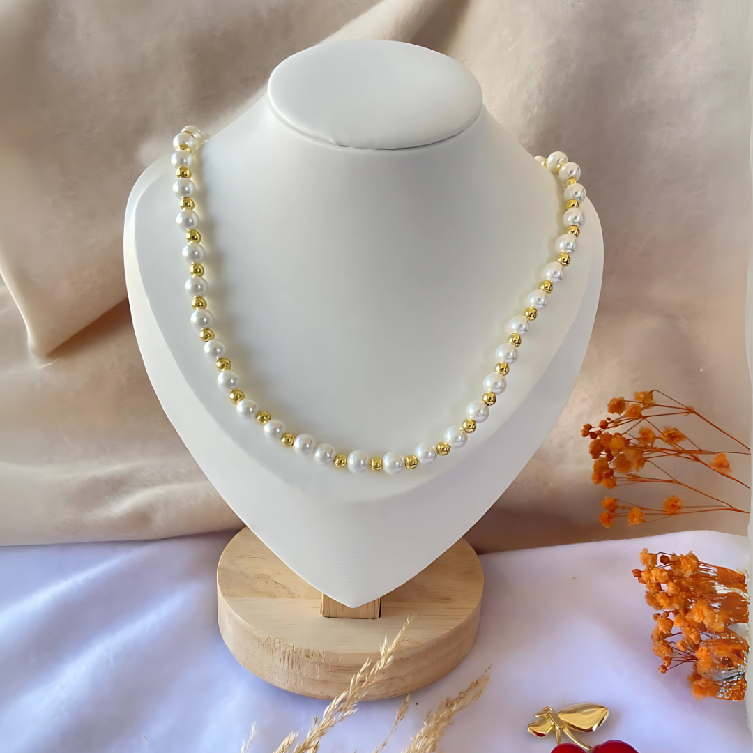 Gargantilla elegante de perlas blancas para mujer con estilo clásico. 
Accesorio versátil para looks formales o casuales con perlas uniformes


