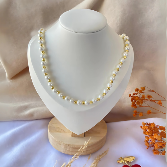 Gargantilla elegante de perlas blancas para mujer con estilo clásico. 
Accesorio versátil para looks formales o casuales con perlas uniformes


