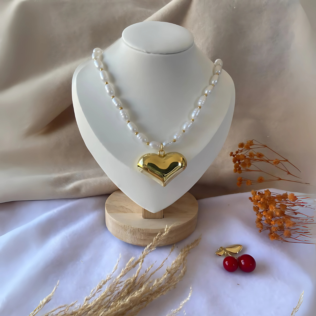 Gargantilla con perlas y dije de corazón dorado para mujer elegante

