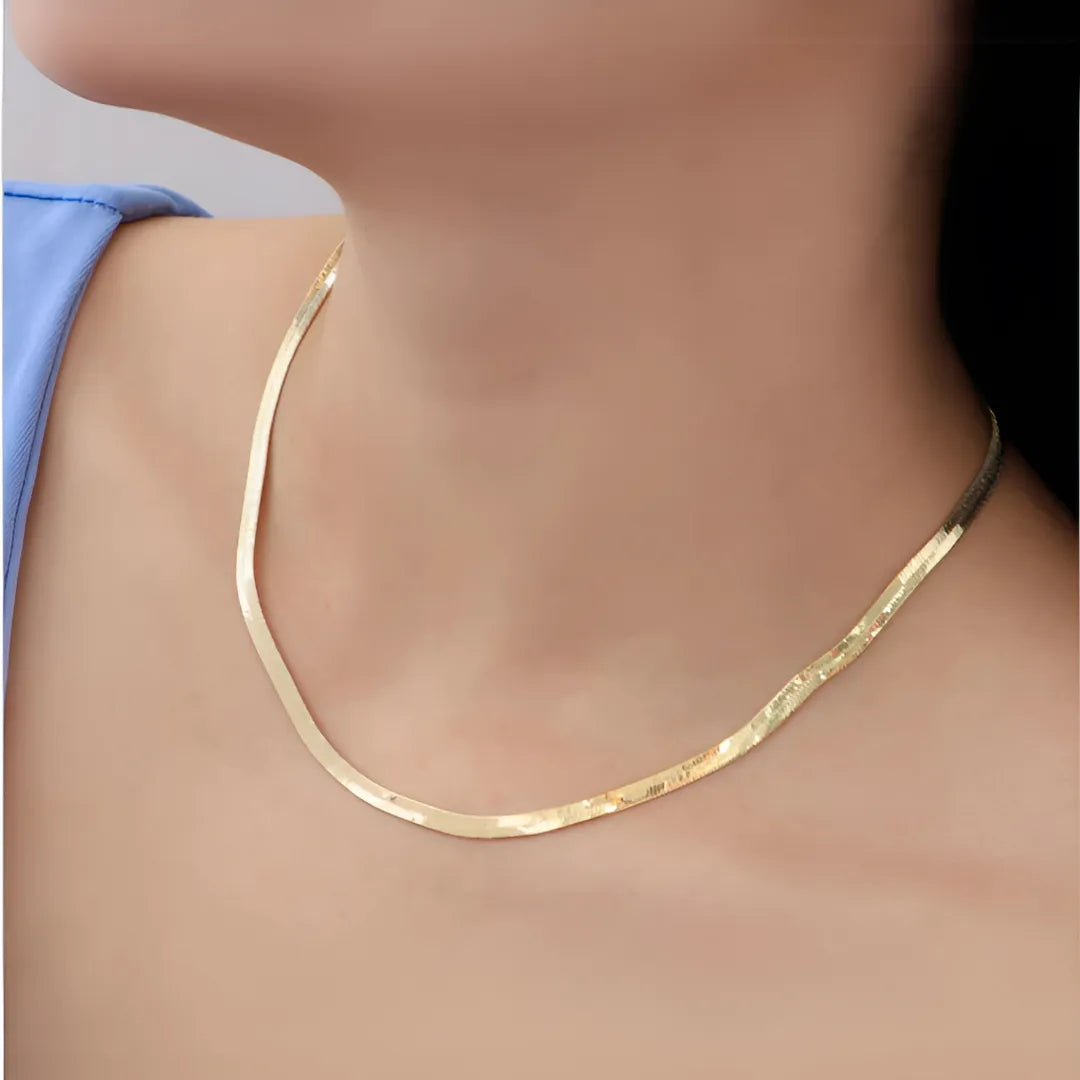 Modelo luciendo gargantilla tejida dorada, accesorios para mujer con estilo sofisticado y sutil.