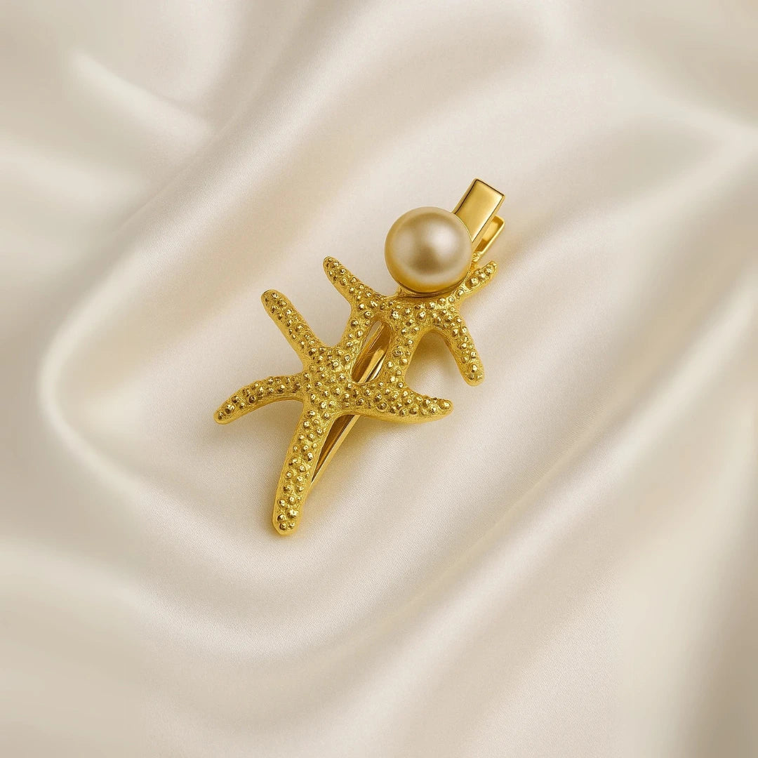 Hebilla dorada estrella de mar sobre fondo satinado beige

