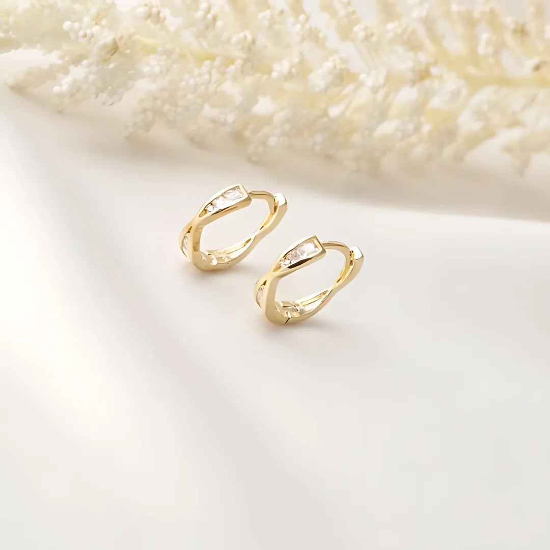 Accesorios Huggies Destello dorados con textura brillante y baño de oro 24K


