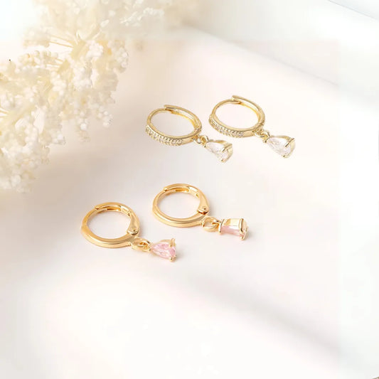 Accesorios dorados con piedritas colgantes tipo diamante y baño de oro 24K

