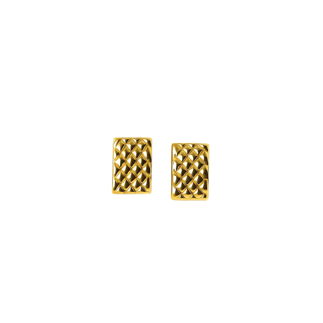 Aretes tipo huggies dorados con diseño cuadrado y textura geométrica sofisticada en fondo blanco, accesorios para mujer elegantes.

