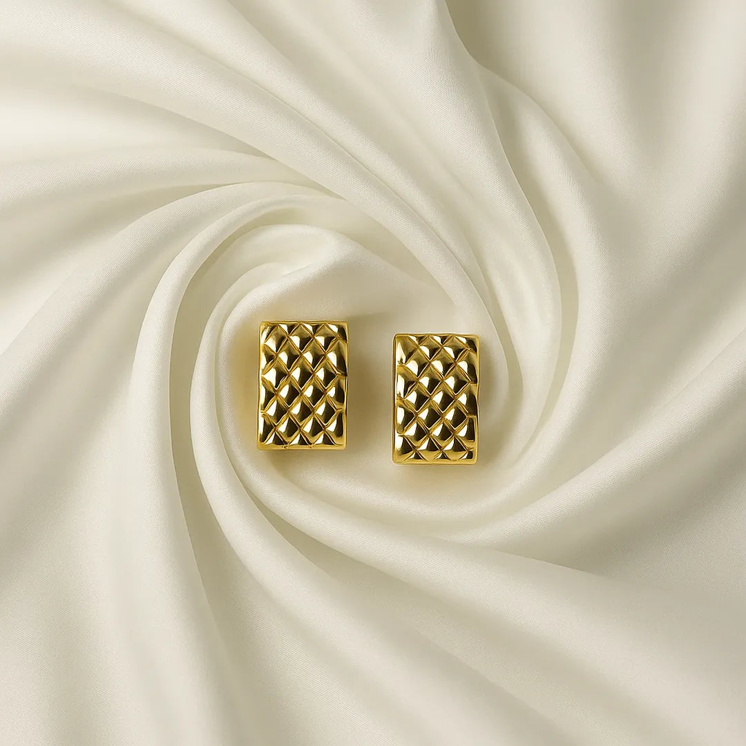 Aretes tipo huggies dorados con diseño cuadrado y textura geométrica sofisticada, accesorios para mujer elegantes.
