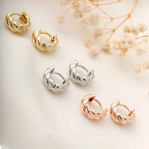Aretes huggies mini en dorado, plateado y oro rosa con diseño trenzado – accesorios para mujer elegantes