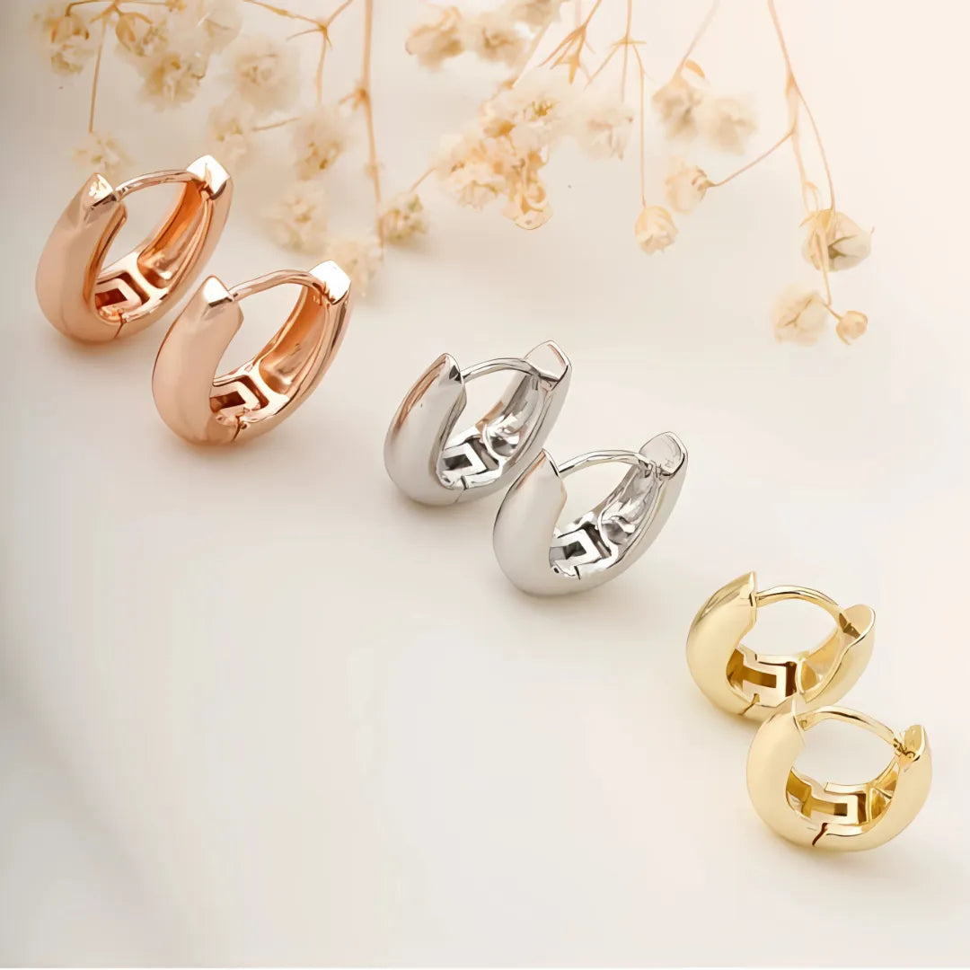 Set de aretes Huggies Verso en dorado, plateado y oro rosa, accesorios para mujer modernos y versátiles.
