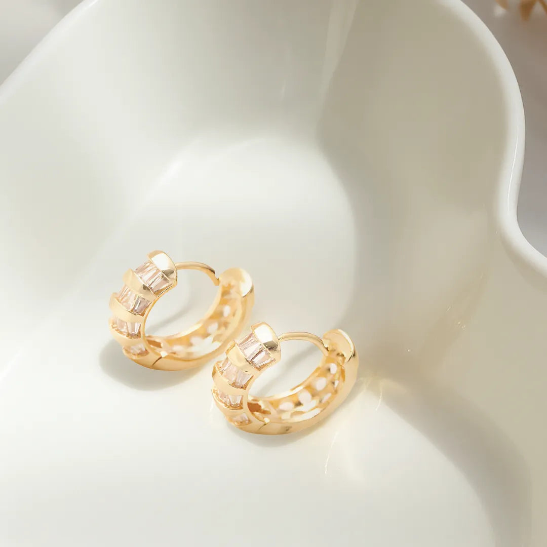 Aretes dorados elegantes para mujer, ideales para ocasiones especiales

