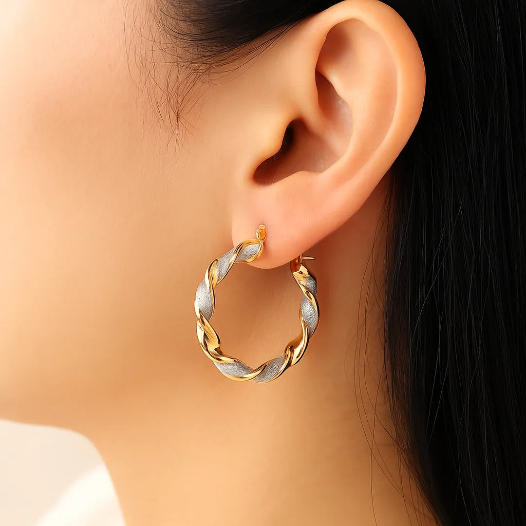 Modelo usando aretes Lazo con diseño entrelazado elegante

