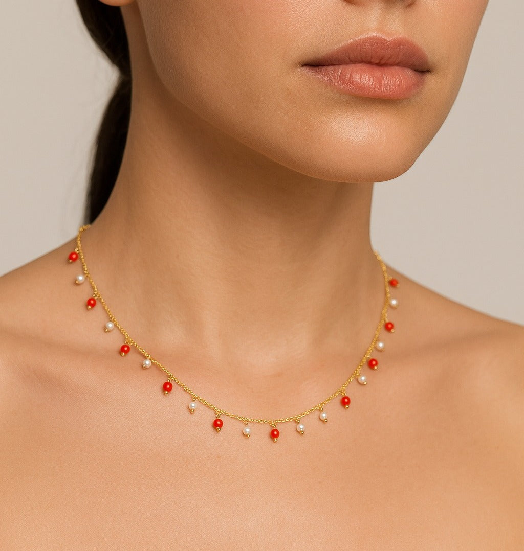 Modelo con Choker Red & White con cuentas de cristal rojo y blanco y cierre dorado baño de oro 24K

