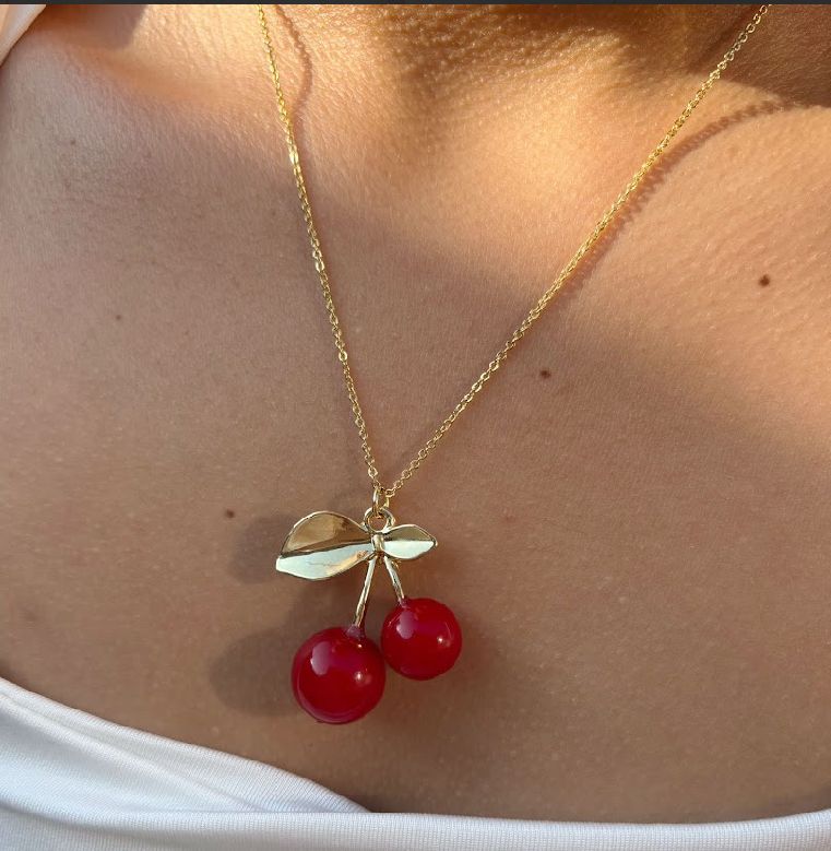 Modelo usando collar cherry grande como accesorio llamativo y moderno

