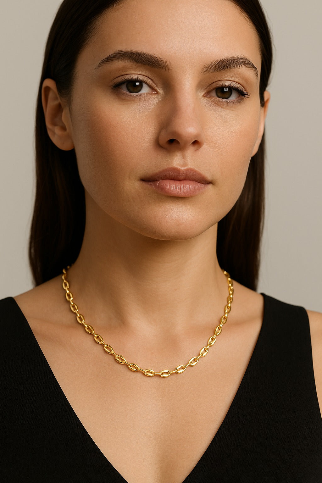 Mujer usando collar de eslabón plano, ideal para accesorios sofisticados y looks minimalistas

