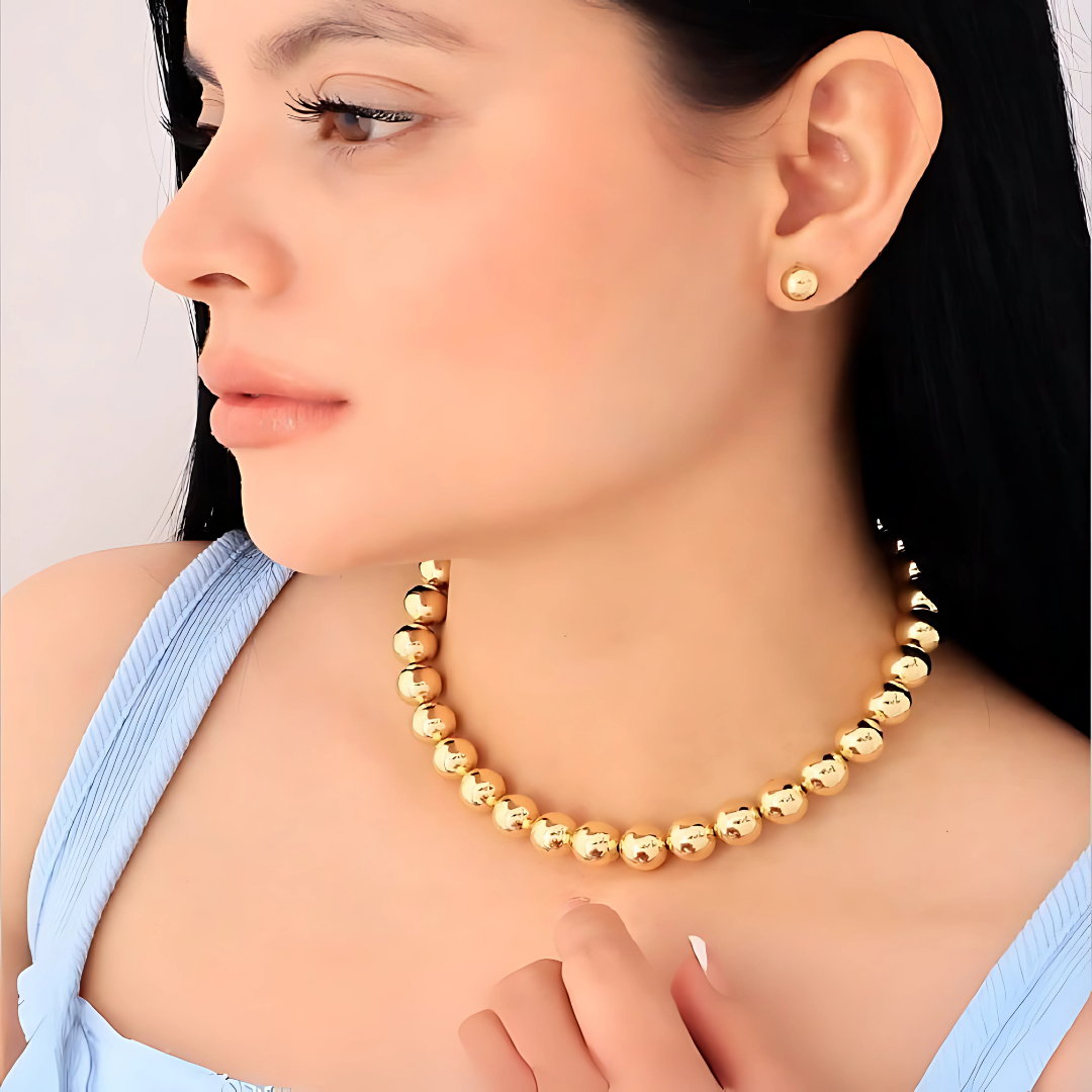 Mujer usando accesorio dorado elegante con textura uniforme

