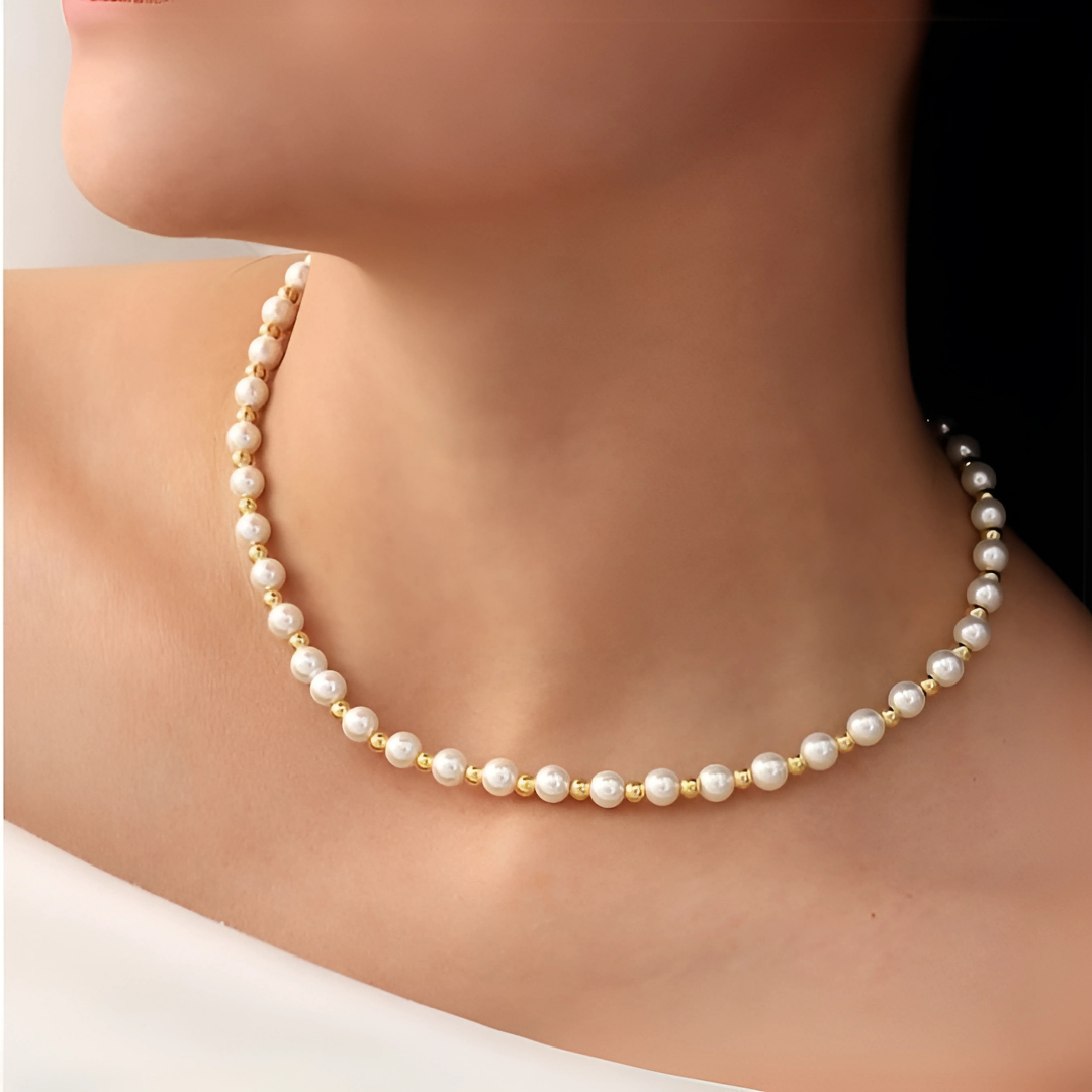 Joya femenina con perlas, baño de oro y diseño atemporal

