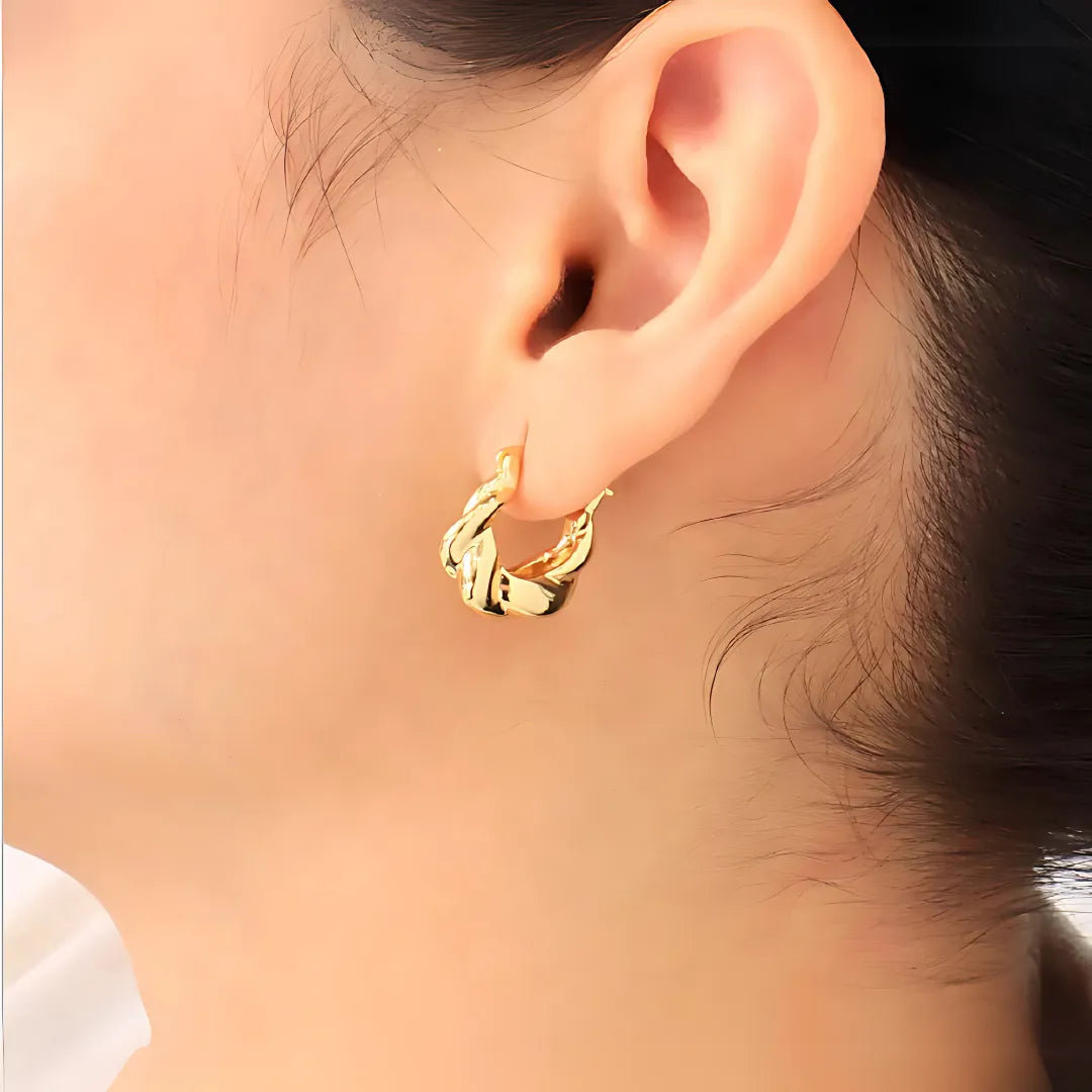 Modelo con candongas pequeñas elegantes para mujer, estilo minimalista

