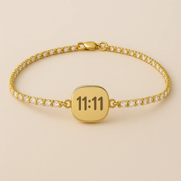 Pulsera dorada 11:11 sobre fondo beige

